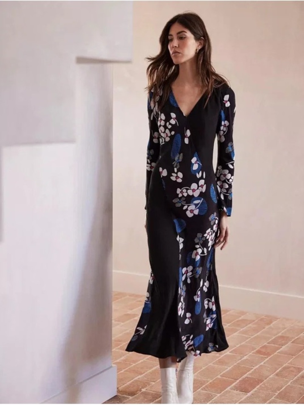 Mint Velvet Black Floral Midi Dress with V-Neck size 8
